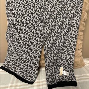 🔥 Michael Kors Signature MK Monogram Knit Scarf - Black/Grey 🔥